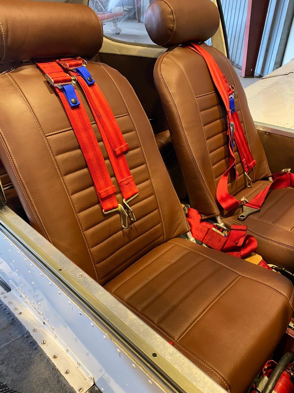 ledersitze-flugzeugsitze-fuji200-echtleder-leder-braun-01-nachher